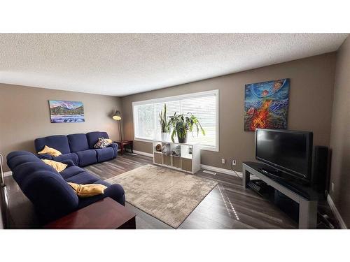 202 2Nd Ave Ne, Sundre, AB - Indoor Photo Showing Living Room