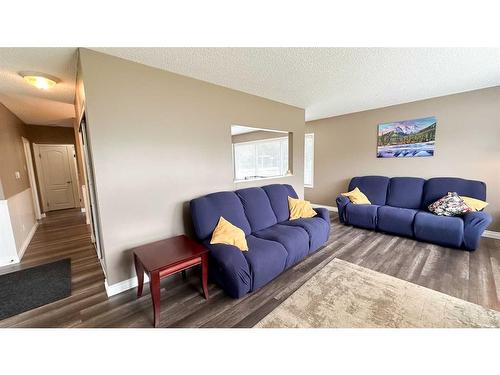 202 2Nd Ave Ne, Sundre, AB - Indoor Photo Showing Living Room