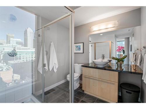 601-215 13 Avenue Sw, Calgary, AB - Indoor Photo Showing Bathroom