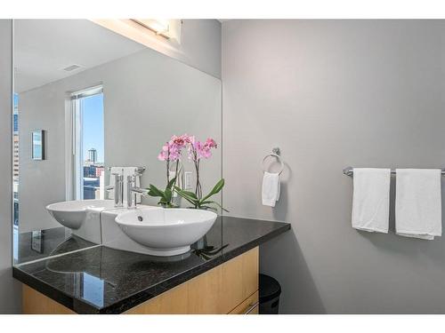 601-215 13 Avenue Sw, Calgary, AB - Indoor Photo Showing Bathroom