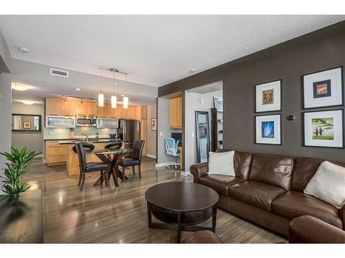 601-215 13 Avenue Sw, Calgary, AB - Indoor Photo Showing Living Room