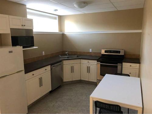 105 1 A Street, Linden, AB - Indoor Photo Showing Kitchen With Double Sink