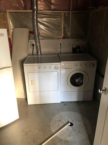 105 1 A Street, Linden, AB - Indoor Photo Showing Laundry Room