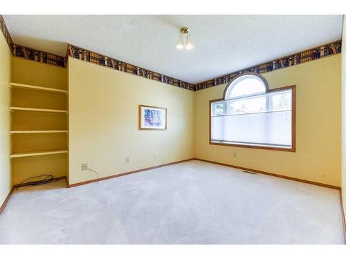 106 Oakbriar Close Sw, Calgary, AB - Indoor Photo Showing Other Room