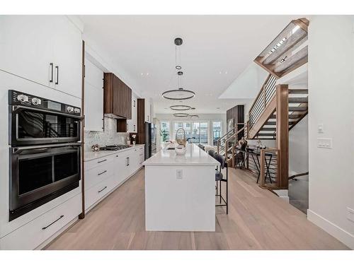 926 33A Street Nw, Calgary, AB - Indoor Photo Showing Kitchen