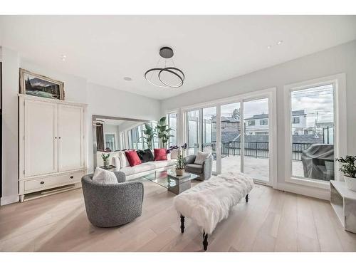 926 33A Street Nw, Calgary, AB - Indoor Photo Showing Living Room