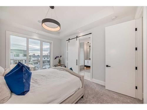 926 33A Street Nw, Calgary, AB - Indoor Photo Showing Bedroom