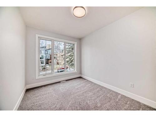 926 33A Street Nw, Calgary, AB - Indoor Photo Showing Other Room