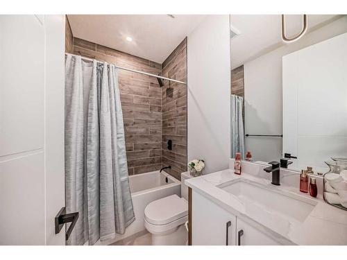 926 33A Street Nw, Calgary, AB - Indoor Photo Showing Bathroom