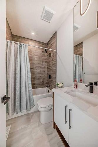 926 33A Street Nw, Calgary, AB - Indoor Photo Showing Bathroom