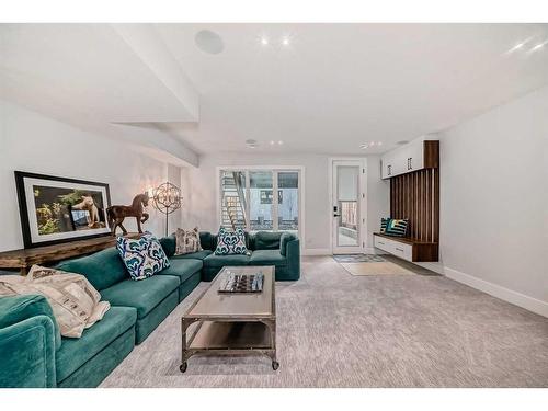 926 33A Street Nw, Calgary, AB - Indoor Photo Showing Living Room