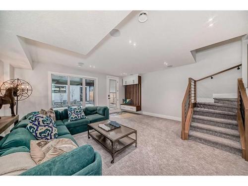 926 33A Street Nw, Calgary, AB - Indoor Photo Showing Living Room