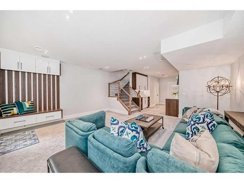 926 33A Street Nw, Calgary, AB - Indoor Photo Showing Living Room