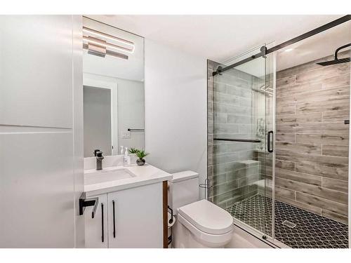 926 33A Street Nw, Calgary, AB - Indoor Photo Showing Bathroom