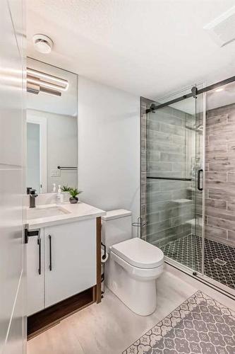 926 33A Street Nw, Calgary, AB - Indoor Photo Showing Bathroom