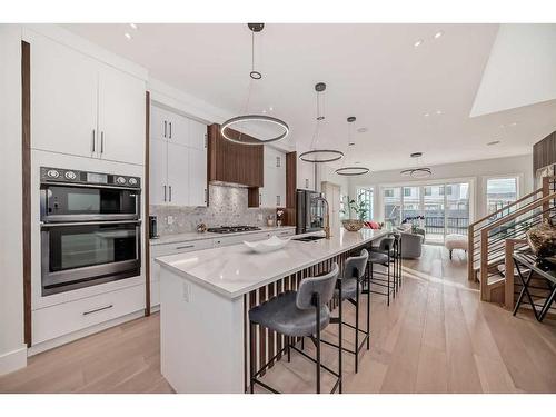 926 33A Street Nw, Calgary, AB - Indoor Photo Showing Kitchen With Upgraded Kitchen