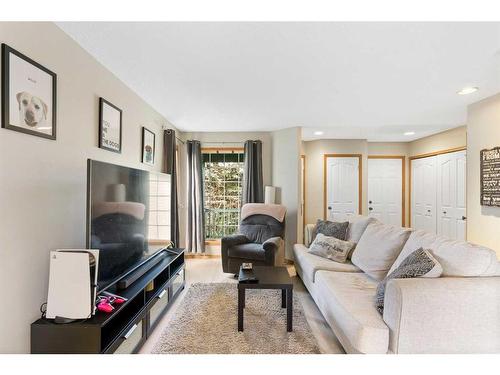 228 Quigley Close, Cochrane, AB - Indoor Photo Showing Living Room