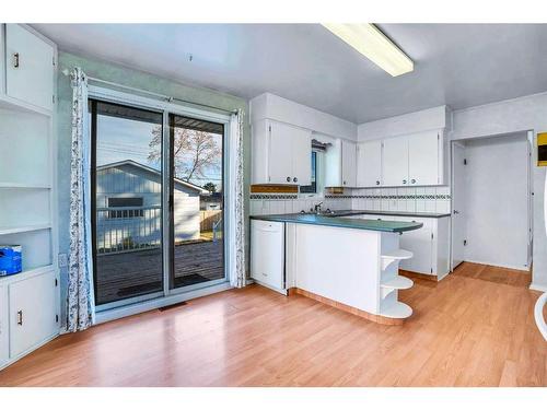 2444 44 Street Se, Calgary, AB - Indoor Photo Showing Kitchen