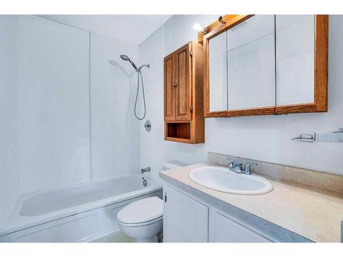 2444 44 Street Se, Calgary, AB - Indoor Photo Showing Bathroom