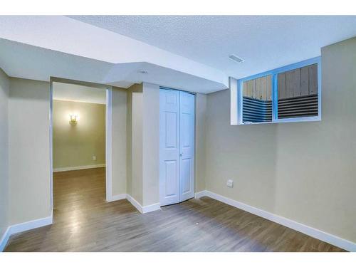 2444 44 Street Se, Calgary, AB - Indoor Photo Showing Bathroom