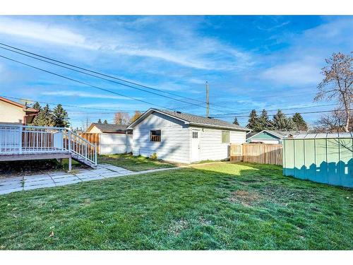 2444 44 Street Se, Calgary, AB - Indoor Photo Showing Other Room