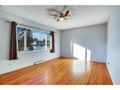 2444 44 Street Se, Calgary, AB - Indoor Photo Showing Other Room