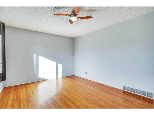 2444 44 Street Se, Calgary, AB - Indoor Photo Showing Other Room