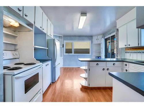 2444 44 Street Se, Calgary, AB - Indoor Photo Showing Kitchen