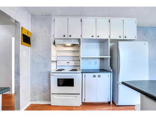 2444 44 Street Se, Calgary, AB - Indoor Photo Showing Kitchen