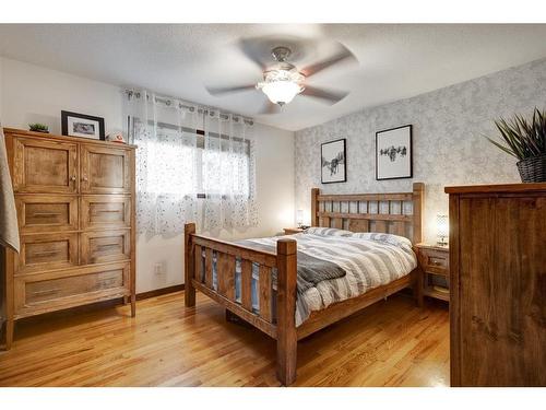 10632 Brackenridge Road Sw, Calgary, AB - Indoor Photo Showing Bedroom