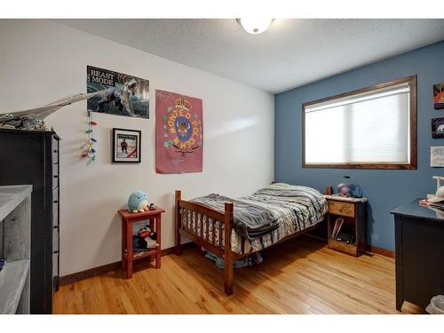 10632 Brackenridge Road Sw, Calgary, AB - Indoor Photo Showing Bedroom