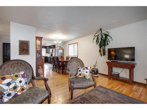 10632 Brackenridge Road Sw, Calgary, AB - Indoor Photo Showing Living Room