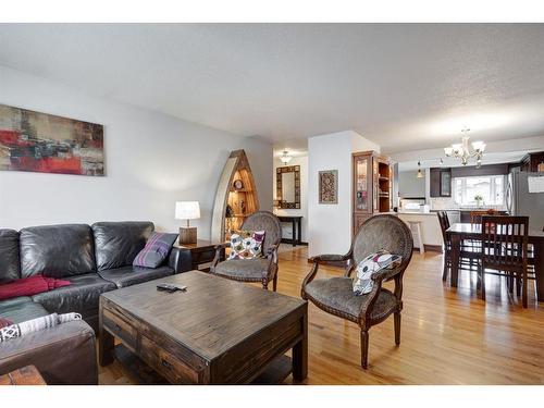 10632 Brackenridge Road Sw, Calgary, AB - Indoor Photo Showing Living Room