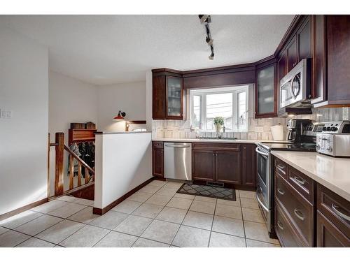 10632 Brackenridge Road Sw, Calgary, AB - Indoor Photo Showing Kitchen