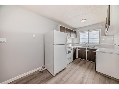 D-7540D Hunterview Drive Nw, Calgary, AB - Indoor Photo Showing Kitchen