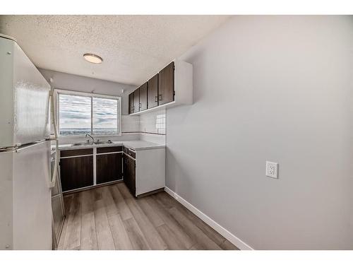 D-7540D Hunterview Drive Nw, Calgary, AB - Indoor Photo Showing Kitchen