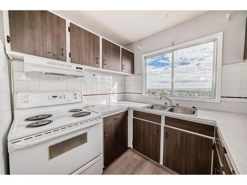 D-7540D Hunterview Drive Nw, Calgary, AB - Indoor Photo Showing Kitchen With Double Sink