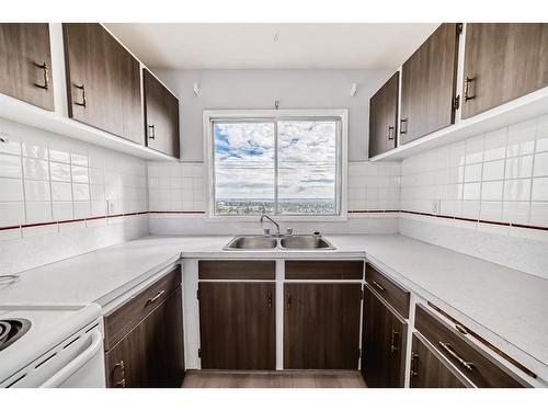 D-7540D Hunterview Drive Nw, Calgary, AB - Indoor Photo Showing Kitchen With Double Sink