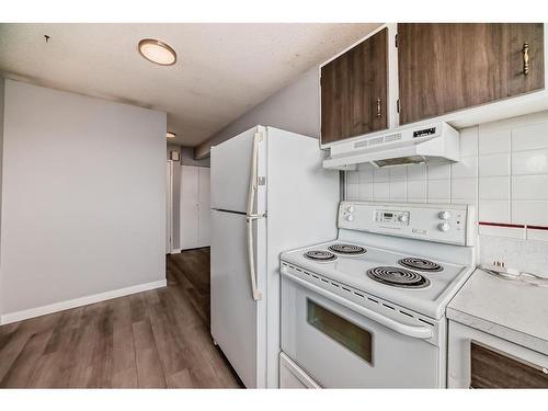 D-7540D Hunterview Drive Nw, Calgary, AB - Indoor Photo Showing Kitchen