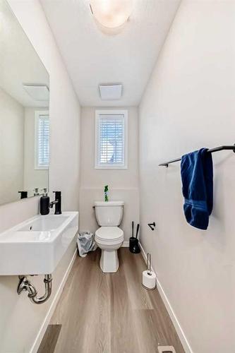 534 Copperstone Manor Se, Calgary, AB - Indoor Photo Showing Bathroom