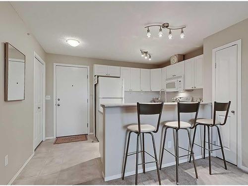 320-428 Chaparral Ravine View Se, Calgary, AB - Indoor Photo Showing Kitchen