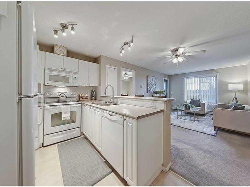 320-428 Chaparral Ravine View Se, Calgary, AB - Indoor Photo Showing Kitchen