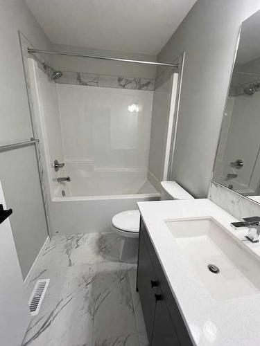 85 Lucas Place Nw, Calgary, AB - Indoor Photo Showing Bathroom