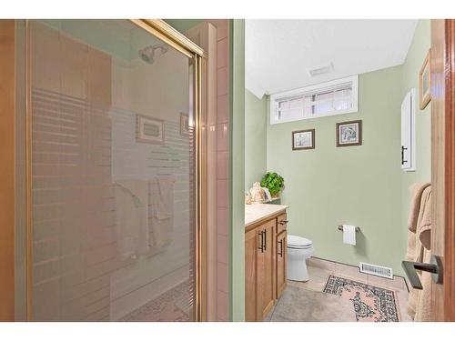 248 Canterbury Court Sw, Calgary, AB - Indoor Photo Showing Bathroom