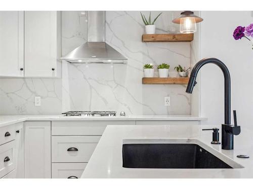 724 14A Street Se, Calgary, AB - Indoor Photo Showing Kitchen