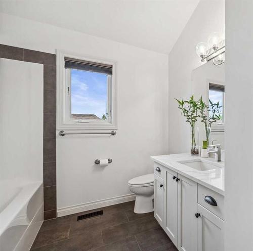 724 14A Street Se, Calgary, AB - Indoor Photo Showing Bathroom