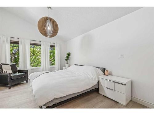 724 14A Street Se, Calgary, AB - Indoor Photo Showing Bedroom