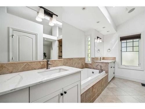 724 14A Street Se, Calgary, AB - Indoor Photo Showing Bathroom