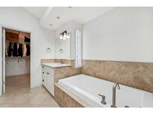 724 14A Street Se, Calgary, AB - Indoor Photo Showing Bathroom