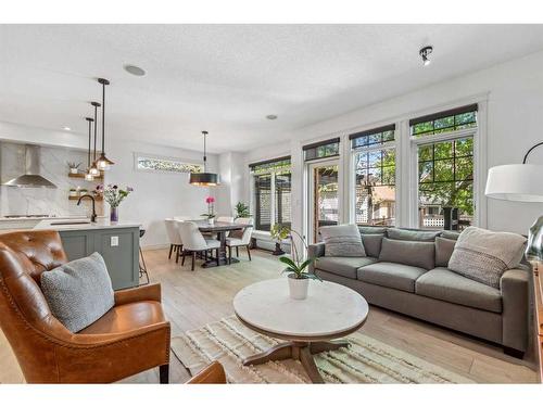 724 14A Street Se, Calgary, AB - Indoor Photo Showing Living Room